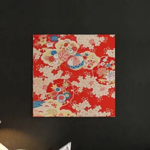 お客様の注目キーワードはこちら！時代を超えても変わらない優美なデザインが魅力的 着物柄のアートパネルデザインと色使いにこだわり、空間に華やぎと彩を与えてくれる着物柄のアートパネルです。シンプルでシックな雰囲気の部屋にマッチし、ポイント使いと...