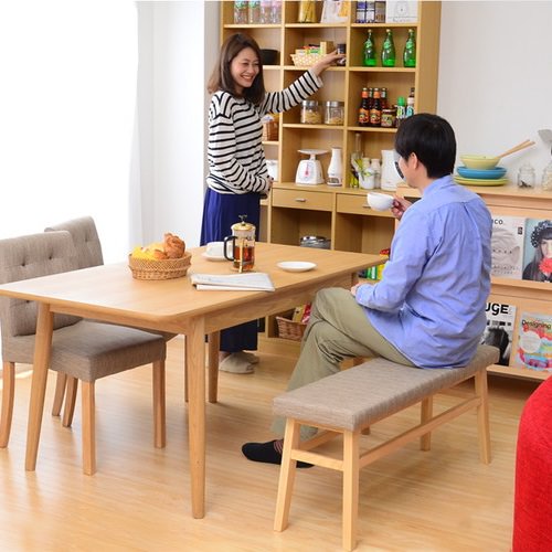 Four-Piece Set - 4人用タイプ ダイニングテーブル 伸縮式タイプ ベンチタイプ 木脚 天然木使用 アーム無しタイプ 座面ファブリック ベージュ ブラウン レッド 北欧風 シンプル 高級感