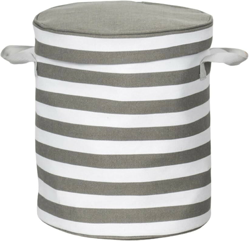 バリエーションコード : 2bux0rvsh5商品コード2bux0rvsh5商品名おもちゃ 収納 ボックス 蓋付き バケツ プレイマット 布 2way グレー ボーダーブランド3worldカラーグレー「商品仕様」BOXサイズ：約32x32x35cm、プレイマット直径：約120cm、重量：約520g、素材：オックスフォード、ナイロン「簡単速攻お片づけ。」おもちゃ収納BOXとプレイマットが一緒になっていて、傾けるだけで出し入れができる優れもの。「おもちゃ収納BOX」布製のおもちゃ収納BOXで、ブロックや積み木などをまとめて収納できます。「プレイマット付き」BOX内にプレイマットが内蔵されていて便利。広々サイズで、円形に広げることができます。「蓋と取っ手付き」おもちゃBOXには蓋と取っ手がついているので、BOXごと移動させる時も楽々。※ 他ネットショップでも併売しているため、ご注文後に在庫切れとなる場合があります。予めご了承ください。※ 品薄または希少等の理由により、参考価格よりも高い価格で販売されている場合があります。ご注文の際には必ず販売価格をご確認ください。※ 沖縄県、離島または一部地域の場合、別途送料の負担をお願いする場合があります。予めご了承ください。※ お使いのモニタにより写真の色が実際の商品の色と異なる場合や、イメージに差異が生じることがあります。予めご了承ください。※ 商品の詳細（カラー・数量・サイズ 等）については、ページ内の商品説明をご確認のうえ、ご注文ください。※ モバイル版・スマホ版ページでは、お使いの端末によっては一部の情報が表示されないことがあります。すべての記載情報をご確認するには、PC版ページをご覧ください。おもちゃ 収納 ボックス 蓋付き バケツ プレイマット 布 2wayおもちゃ収納BOXとプレイマットが一体化した、忙しい毎日に嬉しい時短アイテムです。布製の収納BOXにはブロックや積み木などをたっぷり収納できて、内蔵マットを円形に広げればすぐ遊び場に変身。お片付けの際は、マットごと傾けるだけで簡単完了。蓋付きで見た目もすっきり保ち、取っ手付きだから部屋間の移動もラクラクです。遊び・収納・持ち運びがこれ一つで叶う、散らかり知らずの時短＆便利なお片づけグッズです。MSW2654