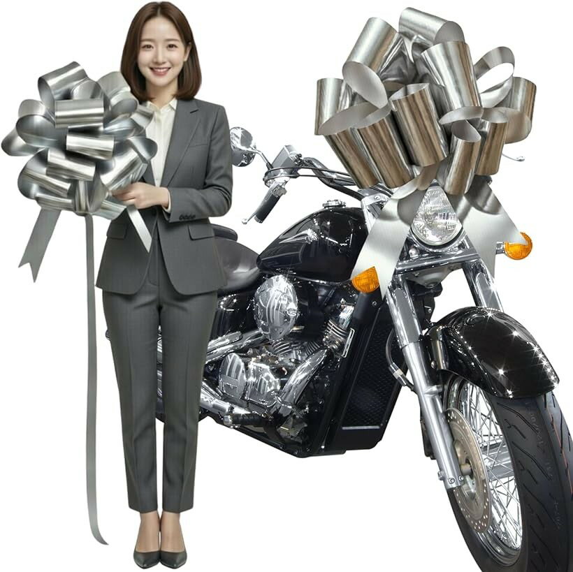バリエーションコード : 2brodlkw22商品コード2brodsc20l商品名特大 プルボウ リボン 45cm メタリック 大型 ギフトラッピング 家電 結婚式 納車装飾ブランドSunny ＆ Sunnyカラーシルバーサイズ等直径45cm1. サイズ展開直径約30cm（12インチ）／45cm（18インチ）の特大サイズ。大型ギフトや会場装飾に対応します。2. カラーゴールド／シルバー／レッド／ブルー／ホワイトの5色展開。用途やシーンに合わせて選択可能。3. 素材光沢感のあるメタリックPPフィルム素材を採用。軽量で扱いやすい仕様です。4. 形状プルボウ式（引き紐タイプ）。平面状態でお届けします。5. 組み立て方法中央の紐をゆっくり引くだけで立体リボンが完成。工具不要で簡単に装飾できます。6. 対応ギフトランドセル／自転車／冷蔵庫／洗濯機など大型プレゼントのラッピングに適しています。7. イベント用途結婚式装飾／ウェディングカー／納車セレモニー／開店祝い／店舗ディスプレイなどに使用可能8. デザイン特徴ボリューム感のある球形デザインで、写真映えする存在感があります。9. セット内容プルボウ本体x1個（引き紐付き）10. 使用上の注意屋外で使用する場合は固定してください。強風時は飛散防止対策を行ってください。※ 他ネットショップでも併売しているため、ご注文後に在庫切れとなる場合があります。予めご了承ください。※ 品薄または希少等の理由により、参考価格よりも高い価格で販売されている場合があります。ご注文の際には必ず販売価格をご確認ください。※ 沖縄県、離島または一部地域の場合、別途送料の負担をお願いする場合があります。予めご了承ください。※ お使いのモニタにより写真の色が実際の商品の色と異なる場合や、イメージに差異が生じることがあります。予めご了承ください。※ 商品の詳細（カラー・数量・サイズ 等）については、ページ内の商品説明をご確認のうえ、ご注文ください。※ モバイル版・スマホ版ページでは、お使いの端末によっては一部の情報が表示されないことがあります。すべての記載情報をご確認するには、PC版ページをご覧ください。「サイズ感で主役級の存在感」直径30cm／45cmの特大プルボウ。ランドセル・自転車・冷蔵庫・洗濯機などの大型ギフトに取り付けるだけで一瞬で華やかに演出します。写真映えするボリューム感のビッグリボン。「引くだけ簡単・約数十秒で完成」中央の紐をゆっくり引くだけで立体リボンが完成。工具不要。誰でも簡単にセットできるプルボウ式ギフトラッピングリボンです。「メタリック光沢で高級感を演出」光を反射するメタリックPP素材を採用。結婚式・ウェディング装飾・納車リボン・店舗オープンなど特別なシーンにふさわしい華やかさを演出します。「大型ギフトから会場装飾まで対応」ランドセル贈呈／自転車プレゼント／大型家電ラッピング／ウェディングカー／納車セレモニー／会場装飾など幅広い用途に対応。用途に合わせて30cm・45cmから選べます。「扱いやすい軽量設計」存在感のある特大サイズながら軽量で取り付けやすい設計。サプライズ演出やイベント装飾にも使いやすい大型リボンです。