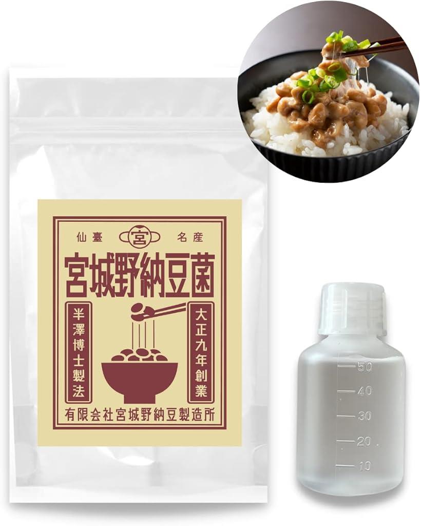 商品コード2b2pklo1wu商品名宮城野納豆製造所 納豆菌 手作り用 液体タイプ 50ml 乾燥大豆10kg用 納豆20kg分ブランド宮城野納豆菌・「初めてでも使いやすい」乾燥大豆10kg用でおよそ20kgの納豆を作ることができる、ミニサイズが新登場・「高い安全性」遺伝子組み換えや紫外線照射の心配がない、安全な納豆菌です・「日本3大メーカーの1つ」100年以上の伝統と歴史を誇る、宮城野納豆製造所の納豆菌です・「海外でもお手軽に」海外で買うと高い日本の納豆を、いつでもどこでも、美味しくお楽しみいただけます・「作り方マニュアル付き」初心者でも簡単に納豆を作れるように秘伝のマニュアルが付属します使用上の注意納豆菌は沈澱を防ぐため、使用の都度、ボトルをよく振って濃度を均等にしてから使用してください。納豆作りのすべての工程で、必ず手指や道具の除菌は徹底してください。納豆作りでは、温度管理がとても大切です。また、納豆菌の働きには酸素を必要とします。初めて作る方は、マニュアルをよく読んで参考にしてください。納豆が糸を引かない場合や異臭を放つ場合は、雑菌の繁殖の可能性があるため、食用は控えてください。納豆菌は開封後は冷蔵庫にて保管してください。※ 他ネットショップでも併売しているため、ご注文後に在庫切れとなる場合があります。予めご了承ください。※ 品薄または希少等の理由により、参考価格よりも高い価格で販売されている場合があります。ご注文の際には必ず販売価格をご確認ください。※ 沖縄県、離島または一部地域の場合、別途送料の負担をお願いする場合があります。予めご了承ください。※ お使いのモニタにより写真の色が実際の商品の色と異なる場合や、イメージに差異が生じることがあります。予めご了承ください。※ 商品の詳細（カラー・数量・サイズ 等）については、ページ内の商品説明をご確認のうえ、ご注文ください。※ モバイル版・スマホ版ページでは、お使いの端末によっては一部の情報が表示されないことがあります。すべての記載情報をご確認するには、PC版ページをご覧ください。商品の内容商品名：宮城野納豆菌名称：納豆製造用菌原材料：滅菌水、納豆菌内容量：50ml使用期限：製造日より1年（外袋のラベルに記載）納豆菌の保存方法：開封前は常温 / 開封後は冷蔵庫内 /凍結不可製造者：有限会社宮城野納豆製造所宮城野納豆製造所の作り方マニュアル付きなので、初めてでも手に取りやすい市販のパック入りの納豆ように、1食ずつプラスチックゴミが出ないので環境にやさしい50ml入った納豆菌ボトル1本で、およそ20kgの納豆がたっぷりできあがります。（市販のパック入り納豆に例えると、およそ400パック分に相当）大正9年に創業。高い信頼と実績のある「宮城野納豆菌」高品質の納豆菌製造所として、全国の納豆業者へ菌の供給をしています。一貫して日本の味を守り、育てることを念頭に研鑽を続けてまいりました。宮城野納豆菌の特徴「初代から変わらぬ品質」初代の三浦二郎が稲藁から抽出したものを培養して現在に伝えた納豆菌です。サラっとして、無臭の液体タイプです。乾燥大豆10kg用の納豆菌（50ml）1本で、納豆がおよそ20kgできあがります。（市販のパック入り納豆に例えると、およそ400パック分に相当）遺伝子組み換えや紫外線照射の心配はありません。「伝統ある素朴な味わい」昔ながらの味と香りをお楽しみいただけます。余計な足し算や引き算のない、シンプルな味わいだからこそ、長年に渡り多くのお客様に愛され続けています。「カラダにも、環境にもやさしい」市販のプラスチックパック入りの納豆のように、毎回のゴミが出ないため、環境にもやさしいです。たくさん作って冷凍保存もできます。お好みの大豆（大粒、小粒、黒大豆など）を使って、ぜひ、大豆の甘みや香りの違いもお楽しみください。宮城野納豆製造所のあゆみ納豆菌の発見大正初期までの納豆はワラを用い造られていたが、納豆は不衛生で、品質も安定しないものだった。明治時代、現北海道大学の半澤洵教授が、研究室内で単分離に成功した細菌で納豆製造ができることを発見。彼の研究により、煮豆大豆に納豆菌を付着させ、温度や空気の出し入れを管理し、安定した大量生産への道が開けた。半澤博士製法宮城野納豆製造所の初代社長が半澤教授から教えを受け、大正10年より自社納豆菌の開発を始めた。日本人が欧米人に負けない体力をつくることに強い関心をもち、納豆の高い栄養価に着目。納豆菌利用による衛生納豆の製造に力を注いだが、温度調整に何度も失敗し、納豆製造に適した室づくりに悩んだ。ある日、農道で見た堆肥に覆った雪の一片に穴が開き、そこから湯気が立ち上がっていたことにヒントを得る。「そうだ、通気孔だ。」そこから、納豆製造の温度調節に適した文化室が開発された。試行錯誤と進化昭和14年には、初代社長が全国納豆組合の理事に就任。順風満帆に思えた矢先、戦争が日本を襲い、昭和19～27年の間は納豆製造を中止。昭和28年に、納豆製造を再開。2代目三浦一夫が、蒸圧式回転釜の開発に取り組んだ。昭和42年には、PSP容器入りの納豆の販売を始め、常に試行錯誤と進化を続け、昭和という時代を駆け抜けてきた。歴史ある貴重な工場＼昭和前期に建てられた工場／文部科学省文化審議会から有形文化財に登録された。すべて手作業だった工程を、部分的に機械利用を始めた。現代の技術と、先代達が積み重ねてきた知恵や思いを融合し、納豆菌を届けている。＼うれしいマニュアル付き／乾燥大豆200g使用で、およそ400gの納豆を作る工程が詳しく載っています。からだに優しい手作り納豆で、毎日の食卓の時間をお楽しみください。「自家製納豆」で、アレンジレシピに挑戦してみては？＊ おかずにも納豆はお醤油や塩だけでシンプルにいただくのも美味しいのですが...納豆はおかずとしても、主役級。キャベツ、豚肉と一緒に挟むだけの簡単な「とんぺい焼き」です。チーズを入れてみても、美味しそうですね。＊ トーストにのせて納豆ごはんは定番ですが、「納豆トースト」も、実はとても美味しいです.しらす、チーズ、ネギ、海苔、などをお好みでのせてカリっとトーストしてみてください。＊ パスタにも「納豆パスタ」はいかがでしょうか。オクラ、しらす、ネギ、豚肉、キムチ、海苔などお好きな具材をたっぷり入れた和風パスタは、とても満足感があります。さまざまな食材と相性の良い納豆レシピ、ぜひたくさんアレンジして、毎日の食卓の彩りをお楽しみください。製造者：有限会社宮城野納豆製造所宮城県仙台市宮城野区銀杏町4番29号製造国：日本