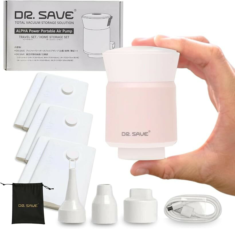 バリエーションコード : 2brggixdis商品コード2bkiulo8yv商品名DR.SAVE アルファパワーポータブルエアポンプ/真空衣類圧縮袋 収納袋 トラベルセットブランドDR. SAVEカラー薄桜（うすざくら）サイズ等ホームストレージセット（エアポンプ＋圧縮袋ホワイトSML各2枚）「軽量でコンパクト」コードレスでハンディサイズなので持ち運びに便利。わざわざ重い掃除機を出してくる必要はありません。「パワフルな風量」風量は300リットル/分ととってもパワフル。圧縮時間が短くなるので急いでパッキングができます。（ただし、掃除機ほどのパワーはありません。何よりコンパクトさによる機動力が強みです。）「多機能型。空気入れに」浮き輪やエアマットなどの空気入れやBBQの火おこしにも。キャンプやアウトドア全般、ご家族みんなで使えます。「こだわりのデザイン」丸くかわいいフォルムは女性にも手に取りやすいデザインにしました。カラーも和の美しさを感じさせる「白雲（しらくも）」「紺青（こんじょう）」「薄桜（うすざくら）」の3色展開です。付属の圧縮袋「エア逆流弁と二重保護キャップ」一昔前の圧縮袋は数日で空気が抜けてしまうイメージですが、DR.SAVEオリジナルバルブ式圧縮袋は空気抜けしにくい二重ロックタイプです。エアキャップは円形になっており、これにより亀裂が入りにくく丈夫になりました。「空気の漏れにくいダブルジップ式」ジップは太さの異なるラインの2重構造になっており、さらに空気抜けしにくくなりました。「シーリングスライド」すべての圧縮袋にシールスライダーが付属しています。前後にスライドすると、ジッパーの密閉が簡単です。みえないホコリを拭き取るとより密閉度があがるのでお試しください。「厚みのある丈夫な素材」PA+PE複合材料で破れにくく、何回も使用できる耐久性があります。安価なもの（透明なものが多い）と比較して丈夫で、長い目で見るとコストパフォーマンス性に優れます。※ 他ネットショップでも併売しているため、ご注文後に在庫切れとなる場合があります。予めご了承ください。※ 品薄または希少等の理由により、参考価格よりも高い価格で販売されている場合があります。ご注文の際には必ず販売価格をご確認ください。※ 沖縄県、離島または一部地域の場合、別途送料の負担をお願いする場合があります。予めご了承ください。※ お使いのモニタにより写真の色が実際の商品の色と異なる場合や、イメージに差異が生じることがあります。予めご了承ください。※ 商品の詳細（カラー・数量・サイズ 等）については、ページ内の商品説明をご確認のうえ、ご注文ください。※ モバイル版・スマホ版ページでは、お使いの端末によっては一部の情報が表示されないことがあります。すべての記載情報をご確認するには、PC版ページをご覧ください。DR.SAVEのアルファパワーポータブルエアポンプ/真空衣類圧縮袋は、旅行や引っ越しの際の荷物の収納に最適な製品です。強力な吸引力で衣類やタオル、寝具などを驚くほどコンパクトにすっきり収納できます。使用後は小さく折りたためるので、場所を取りません。軽量で持ち運びも簡単な上、USB給電式なので外出先でも活躍します。衣類を圧縮するだけでなく、エアーポンプとしても使用可能。空気入れやエアベッドの膨らましにも便利です。使いやすいデザインで、ご家庭でのお手入れも簡単です。旅行の際の荷物の省スペース化や、クローゼットの整理整頓にぜひお試しください。