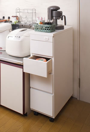 ■商品についてわずかなすき間がキッチンの収納＆作業スペースに！前面と天板はツヤがあり、水や汚れに強い材質を使用しています。前面にコンセント付き。引き出しの奥行きが深いので、収納量大です。■商品の仕様前板・天板：ポリエステル化粧繊維板（艶出し加工）その他：プリント紙化粧繊維板コンセント1口付き1500Wコードの長さは本体より90cm耐荷重量／天板：約5kg商品重量：約18kg日本製■商品サイズ本体：（約）幅25．5×奥行55×高さ85（キャスター含む）cm引き出し（上2段）：（約）幅18×奥行38×高さ10cm引き出し（3段目）：（約）幅18×奥行38×高さ14cm引き出し（下段）：（約）幅16×奥行38×高さ14cm■備考画像の色や木目模様と多少異なることがあります。■この商品について完成品（キャスター取り付け）■配送について●こちらの商品は配送日時の指定ができかねます。あらかじめご了承下さい。●北海道・沖縄・その他離島は別途お見積もりになります。●エレベーター、階段、玄関、廊下の幅や高さによっては、搬入が困難な場合もございますので事前に搬入経路をご確認お願い致します。その為別途ケースによりまして費用が発生する場合がございますのでその点は予めご了承ください。【重要】個人宅配のトラブル防止のため運送会社からは今後、お客様にお手伝いをしていただく事を禁止とし、 その際玄関が階段を使って上る・エレベーターなしの2階以上のお宅は別途、 追加料金が発生します（玄関渡しが原則です）家具の配送のトラブル防止の為、運送会社の取り決めになりましたのでご了承お願いいたします。シンク横チェスト幅20.5cm幅25.5cm幅30.5cm　　
