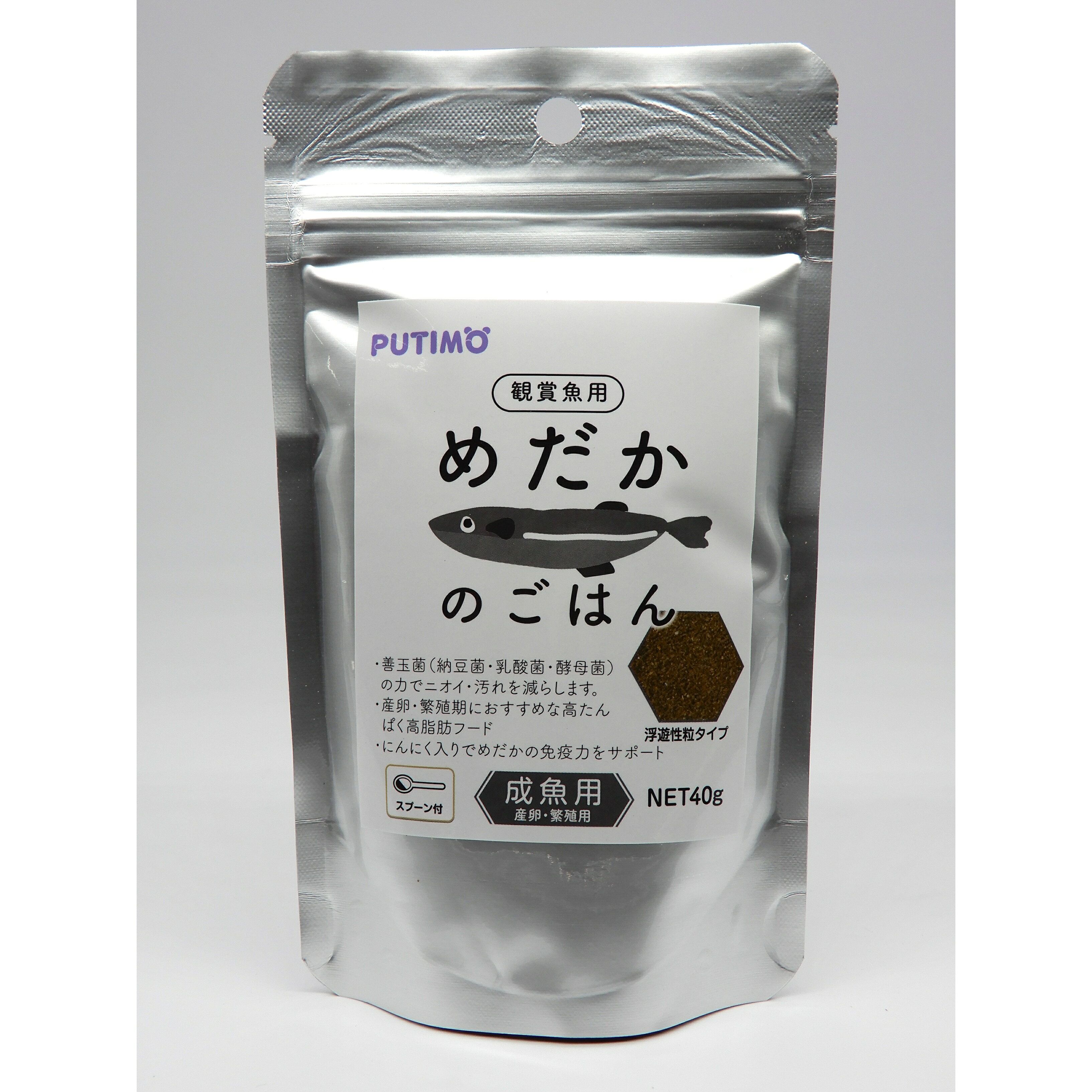 善玉菌とにんにく配合で、産卵・繁殖期の親メダカをサポート。 PUTIMO めだかのごはん 成魚用 40gは、産卵・繁殖期の親メダカにおすすめの高たんぱく・高脂肪タイプの観賞魚用フードです。善玉菌（納豆菌・乳酸菌・酵母菌）が排泄物の分解を助け、水の汚れや気になるニオイを軽減。さらに、にんにく配合で健康維持をサポートします。 こんな方におすすめ 成魚のメダカを飼育している方 産卵・繁殖期の栄養補給を考えている方 水の汚れやニオイを抑えたい方 健康維持をサポートするフードを与えたい方 商品の特徴 産卵・繁殖期に適した高たんぱく・高脂肪フード 善玉菌（納豆菌・乳酸菌・酵母菌）配合 排泄物の分解を助け、水の汚れやニオイを軽減 にんにく配合で健康維持をサポート 食べやすい浮遊性粒タイプ 便利なスプーン付き 商品説明 PUTIMO めだかのごはん 成魚用は、産卵・繁殖期の親メダカに適した観賞魚用フードです。高たんぱく・高脂肪設計により、繁殖期に必要な栄養をしっかり補給し、産卵後の体づくりもサポートします。 善玉菌（納豆菌・乳酸菌・酵母菌）が消化吸収を助け、排泄物の分解を促すことで水質の悪化や気になるニオイを軽減します。さらに、にんにくを配合し、メダカの健康維持をサポート。食べやすい浮遊性粒タイプなので、水面でしっかり食べる様子を確認できます。 給与方法 季節や水温に合わせて給与回数を調整してください。夏や成長期で食欲が旺盛な時期は1日に数回、春や秋、冬など水温が低い時期は控えめに与えてください。1回に3分以内で食べ切れる量を目安とし、産卵・繁殖期には少量を複数回に分けて与えることをおすすめします。 関連商品 PUTIMO めだかのごはん 稚魚用 35g PUTIMO 金魚のごはん 基本 100g PUTIMO 金魚のごはん 色揚げ 100g PUTIMO PSB納豆菌入り 1000ml 商品情報 商品名 めだかのごはん 成魚用 対象 観賞魚（メダカ） 対象サイズ 成魚・産卵期・繁殖期 内容量 40g タイプ 浮遊性粒タイプ 付属品 スプーン付き 原産国 台湾 JAN 4540487261823 原材料 フィッシュミール、小麦粉、フィッシュオイル、大豆ミール、イカミール、昆布、にんにく、ゴマ葉、善玉菌（納豆菌・乳酸菌・酵母菌）、各種ビタミン、各種ミネラル 成分 粗たん白質 50.0%以上 粗脂肪 7.0%以上 粗繊維 4.0%以下 粗灰分 15.0%以下 水分 11.0%以下 保存方法 直射日光、高温多湿を避け、開封後はしっかり密封して保管してください。 使用上の注意 天然原料を使用しているため、製造時期などにより粒の色が異なる場合がありますが、品質には影響ありません。 エサの与え過ぎは水質悪化の原因となりますのでご注意ください。 用途以外には使用しないでください。 幼児・子供・ペットの手の届かない場所で保管してください。 開封後は早めに使い切ることをおすすめします。PUTIMO めだかのごはん 成魚用 40gは、産卵・繁殖期の親メダカにおすすめの高たんぱく・高脂肪タイプの観賞魚用フードです。善玉菌（納豆菌・乳酸菌・酵母菌）が排泄物の分解を助け、水の汚れや気になるニオイを軽減。さらに、にんにくを配合し、健康維持をサポートします。浮遊性粒タイプで食べやすく、便利なスプーン付きです。