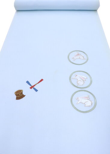 【訳アリ特価】未仕立て◆九寸名古屋帯◇使いやすいポリエステル素材【新品】薄水色地 うさぎ柄◆刺繍入【訳アリ(画像参照)】 【訳アリ特価】未仕立て◆九寸名古屋帯◇使いやすいポリエステル素材【新品】薄水色地 うさぎ柄◆刺繍入【訳アリ(画像参照)】