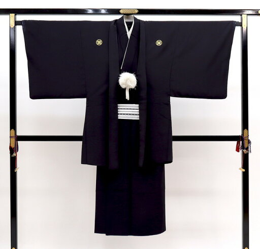 【中古特価】【KANSAI KIMONOブランド】男性着物+紋付羽織セット【違い鷹の羽】紋の部分がゴールド◇チャコールグレー系◆ポリエステル※角帯と羽織紐は付属しません※ 【中古特価】【KANSAI KIMONOブランド】男性着物+紋付羽織セット【違い鷹の羽】紋の部分がゴールド◇チャコールグレー系◆ポリエステル※角帯と羽織紐は付属しません※