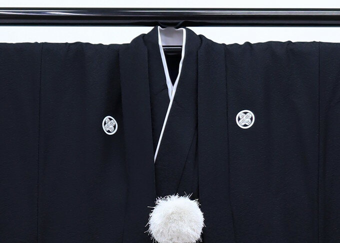 【中古特価】男性着物＋紋付羽織セット【丸に剣片喰（まるにけんかたばみ）紋】黒地系◆正絹※角帯と羽織紐は付属しません※