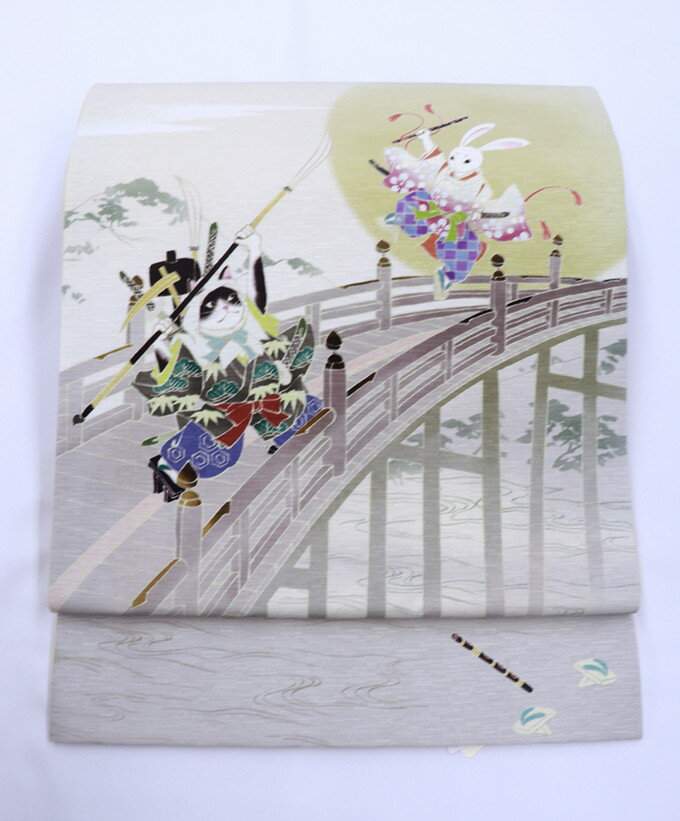 【猫好きさん必見★】【京袋帯 WAKKA】◇全通柄 正絹【新品・仕立上り】クリームベージュ系ぼかし◇うさぎ×猫・牛若丸と弁慶 洒落帯