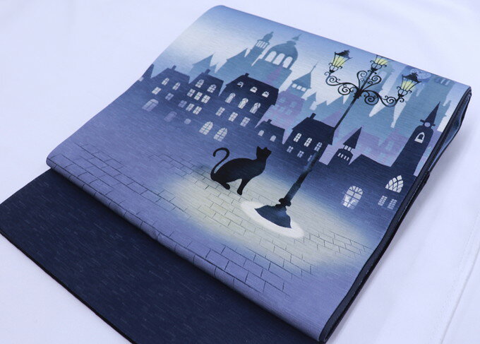 乐天商城 - 【猫好きさん必見★】【京袋帯　WAKKA】◇全通柄　正絹【新品・仕立上り】ネイビー系ぼかし◇猫・待ちぼうけ　洒落帯