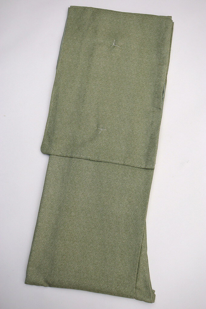 ※お使いのモニター等の状況により実物と色味や質感が違って見える場合がございます。 ※できる限りの検品を心がけておりますが中古品である旨、予めご了承ください。はじめての着物にもおすすめ♪ お手入れも、ネットに入れて丸洗いもできますので取り扱いが楽々。 袷なので着られるシーズンも長くて重宝します♪ &nbsp; &nbsp; サイズ 身丈：約165cm 裄丈： 68cm 袖丈： 49cm 材質 ポリエステル