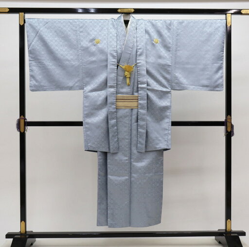 【中古特価】男性着物+紋付羽織セット【違い鷹の羽紋】◇うっすら光沢のあるシルバーグレー系 家紋柄字地紋【カラー紋付】◆ポリエステル※角帯と羽織紐は付属しません※ 【中古特価】男性着物+紋付羽織セット【違い鷹の羽紋】◇うっすら光沢のあるシルバーグレー系 家紋柄字地紋【カラー紋付】◆ポリエステル※角帯と羽織紐は付属しません※