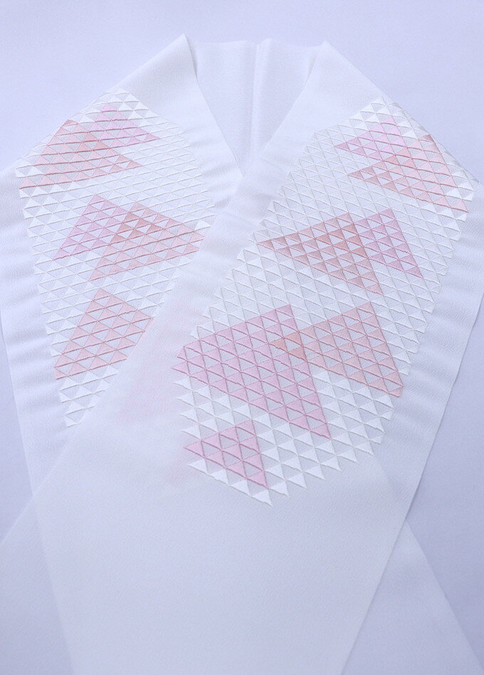 【刺繍入　半衿】新古品　半襟　ポリエステル　オフホワイト地　刺繍（鱗）◆和装小物