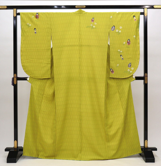 ◇二尺袖　【中古品】渋みの黄緑色・若苗色地　人形柄　ポリエステル◆　袴に合わせて♪
