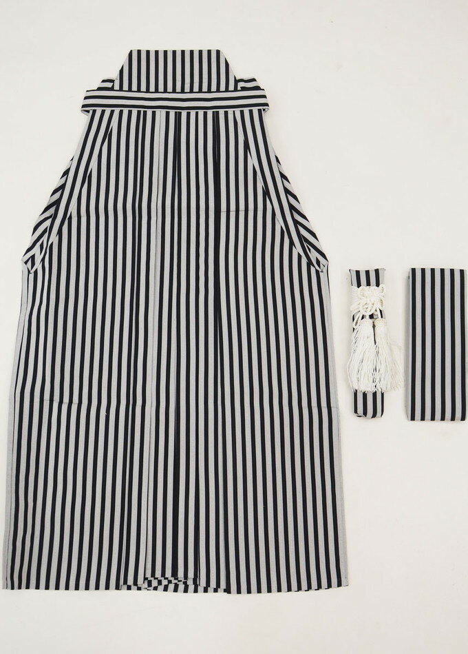 男の子【5歳用】◆袴・角帯・懐剣付【リサイクル・中古品】◆グレー地×黒×うっすら金の細縞　縞柄　紐下..