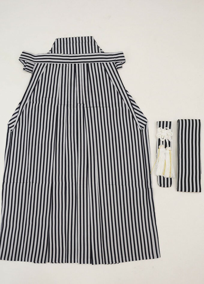 乐天商城 - 男の子【3～5歳用】◆袴・角帯・懐剣付【リサイクル・中古品】◆グレー地×黒　縞柄　紐下約60cm