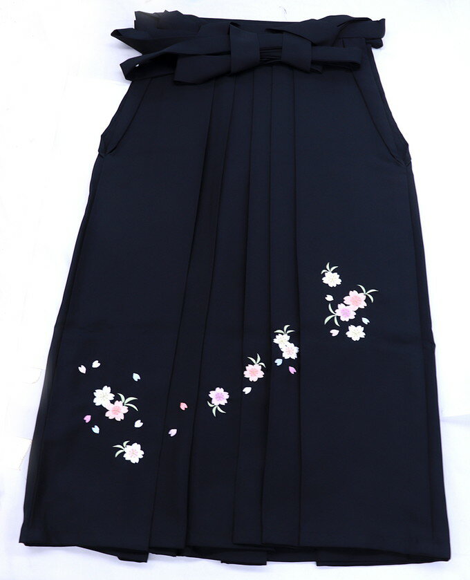 乐天商城 - 【大きめサイズ　幅広】女性袴/ポリ【中古】はいからさん◇黒系　刺繍入　LLサイズ◆紐下約98cm