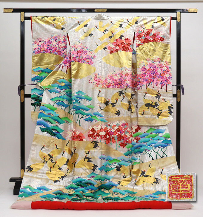 中古　色打掛　希少　相良刺繍　赤黒暈し　若干の色やけあり。 中古 色打掛 希少 相良刺繍 赤黒暈し 若干の色やけあり。 - メルカリ