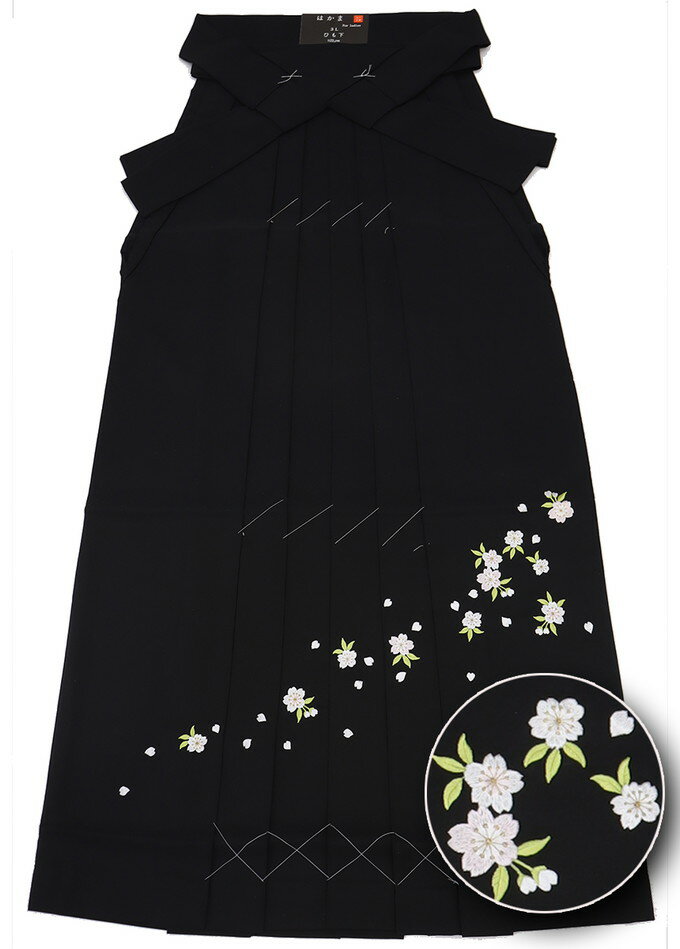 樂天商城 - 【大きめサイズ】女性袴/ポリ【新古品】はいからさん◇3Lサイズ相当◆定番人気の黒地　無地に刺繍◆シンプルで合わせやすい◎紐下：約102cm
