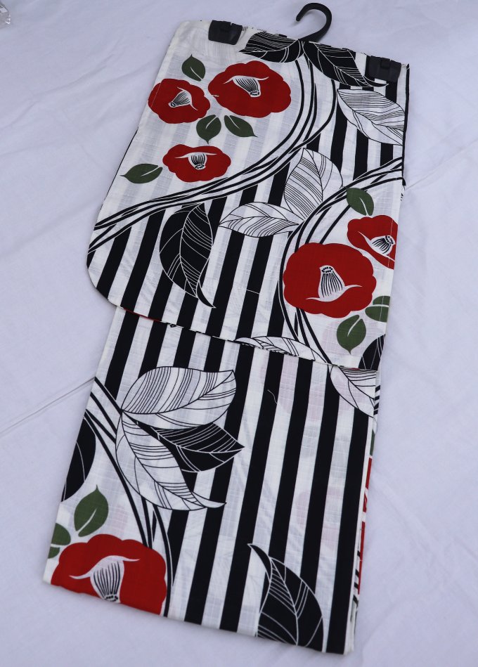 Brand New Yukata - 若干訳アリ特価【可愛い子供浴衣　綿100％】女の子　ジュニア浴衣◇【新品】オフホワイト×黒系・赤　椿・縞◆涼し気な変わり織【サイズ150】