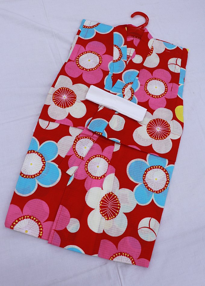 乐天商城 - 【可愛い子供浴衣　綿100％】女の子　ジュニア浴衣◇【新品】大柄の花　赤系　変わり織　サイズ110(6～7歳位)【クリックポスト配送で送料無料】