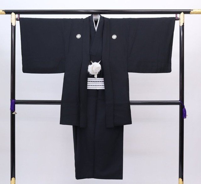 乐天商城 - 【中古特価】男性着物＋紋付羽織セット【丸に木瓜】黒地◆正絹※角帯と羽織紐は付属しません※