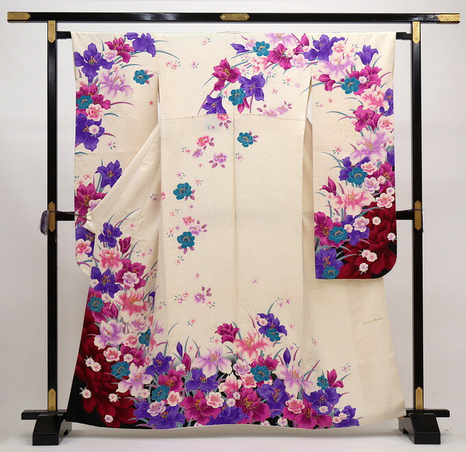 乐天商城 - 【小さめサイズ】◇振袖【中古】オフホワイト・黒系　アイリス　銀通し　袖襦袢付き【状態ランクB】