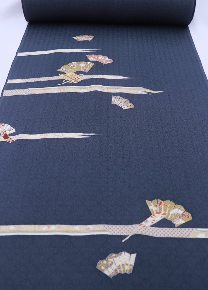 ←クリックで写真を拡大 商品情報 附下 新古品 上品なお柄に華やかな色合いが印象的なお着物です。 長さ約12.5m 幅約36〜38cm 価格は生地（反物）のみの価格です。お仕立て代等は含まれておりません。 お仕立ては時期、素材等によって値段が変動しますので、お問合せ下さい。 ご質問等ありましたらお気軽にお問合せください。 ページ下方ののボタンからご連絡いただくとスムーズです。 ※お使いのモニター等により実物と色味や質感が違って見える場合がございます。 作業に使用しているモニターの色温度は6500Kです。 パソコンやスマホによっては実際の色と多少異なる場合がありますが、 その場合の返品および交換は承っておりません。 お色のご説明・記載等には個人の感覚に差が生じます。ご了承ください。 ※できる限りの検品を心がけておりますが新古品である旨、予めご了承ください。