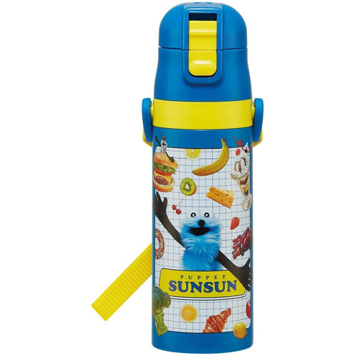 パペットスンスン 水筒 ロック付きワンプッシュダイレクトステンレスボトル 470ml SDC4 【直飲み ショルダーストラップ付き 保冷ダイレクトボトル グッズ】キッチン用品で国内大手のスケーター株式会社の商品です!ネームプレート付きのショルダーベルト。真空二層構造なので、保冷効果が長持ち♪※火傷の恐れがありますので熱い飲み物を入れないでください。・ワンプッシュで簡単オープン・誤作動でキャップの開閉を防ぐロック機能付き・ダイレクトでそのまま飲めるキャップユニット・飲む時にキャップの戻りを防ぐロック設計・氷が入れやすい広口タイプ【商品サイズ】約　直径68mm×高さ230mm容量：470ml【品質表示】内びん、口がね：ステンレス鋼胴部：ステンレス鋼（アクリル塗装）キャップ：飽和ポリエステル（PET樹脂）フタ：ポリプロピレンパッキン：シリコーン底板：エラストマー樹脂保冷効力：8度以下（6時間）※電子レンジ、食洗機、乾燥機には使用しないでください。【直飲み ショルダーストラップ付き 保冷ダイレクトボトル グッズ】■メーカー：スケーター(SKATER)本商品は、通常1〜2営業日以内に発送（営業日6時までのご注文分）お支払い方法・送料についてパペットスンスン 水筒 ロック付きワンプッシュダイレクトステンレスボトル 470ml SDC4 【直飲み ショルダーストラップ付き 保冷ダイレクトボトル グッズ】