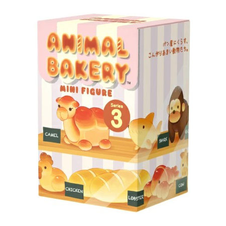 ANIMAL BAKERY MINI FIGURE Series 3 アニマルベーカリー ミニフィギュア シリーズ3 1個 【単品 パン 動物 人形 フィギュア マスコット グッズ 雑貨 誕生日 ギフト 玩具】“見た目はパンだけど、こころはどうぶつ？” ふしぎなパン屋で生まれた、ふっくらかわいい『アニマルベーカリー』の第3弾が登場！今作はやさしい甘さのほのぼのとした世界観のシリーズ。思わず足を止めて入りたくなるような温かみのあるパン屋で、アニマルベーカリーたちがあなたをお待ちしています。食パンのようなふんわりとしたコブが特徴的な「ラクダ」や、パリッとしたハードな焼き加減の「ゴリラ」をはじめとした、「ロブスター」「サメ」「ニワトリ」「ウシ」の6種類が仲間入り。オーブンを開けた瞬間の、焼きたてのこんがりとした香りが漂ってきそうなアニマルベーカリーたち。種類による焼き加減の違いがひとつひとつの個性になっているのもポイントです。机や棚に並べて、あなたの日常に小さなベーカリーをつくってみませんか？6種類＋シークレット1種類のラインナップです。箱を開けるまで何が入っているかわからないブラインドパッケージ。どのフィギュアに出会えるかは、開けるまでのお楽しみ♪※いずれかひとつが入っています。※マスコットの種類は選べません。■メーカー：ドリームズ(Dreams)本商品は、通常1〜2営業日以内に発送（営業日6時までのご注文分）お支払い方法・送料についてANIMAL BAKERY MINI FIGURE Series 3 アニマルベーカリー ミニフィギュア シリーズ3 1個 【単品 パン 動物 人形 フィギュア マスコット グッズ 雑貨 誕生日 ギフト 玩具】