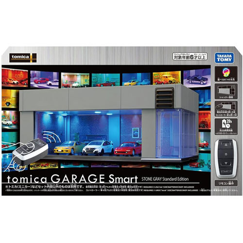 トミカプレミアム tomica GARAGE Smart STONE GRAY Standard Edition (トミカガレージ スマート ストーングレー スタンダードエディション) 【ミニカー用】ガレージをリモコン操作でスマートに開閉できる商品が登場。 付属のコントローラーで、従来の電動シャッターの開閉、室内の点灯/消灯を楽しめます。 赤外線が受光する範囲のガレージを複数台同時に操作することができます。 照明は6色切替え可能。 内装デザイン紙　2セット付属。 トミカ（ミニカー）は別売です。コレクションをスタイリッシュに飾れるガレージをスマートに操作できる商品が登場。付属のコントローラーを操作すると、電動シャッターがゆっくり開閉し、室内が自動で点灯/消灯します。・コントローラーの中央のボタンで、従来の白色と見え方・印象が異なる合計6色の切り替えが可能。　シーンやトミカの車種に合わせた演出ができます。・内装デザイン紙　2セット付属。　コレクションに合わせて壁面、床面の内装デザイン紙をコーディネートしてディスプレイが可能です。・赤外線が受光する範囲のtomica GARAGE Smartを複数台同時に操作することができます。　（GARAGE Smart以外の商品は連動しません。）・トミカ（ミニカー）は別売です。※トミカ（ミニカー本体）は入っていません。■電池 本体:単3形アルカリ乾電池3本使用(電池は別売です。) コントローラー:単4形アルカリ乾電池1本使用(電池は別売です。) ※電池はアルカリ乾電池をご使用ください。■対象年齢 6歳以上■メーカー：タカラトミー(TAKARATOMY)本商品は、通常1〜2営業日以内に発送（営業日6時までのご注文分）お支払い方法・送料についてトミカプレミアム tomica GARAGE Smart STONE GRAY Standard Edition (トミカガレージ スマート ストーングレー スタンダードエディション) 【ミニカー用】