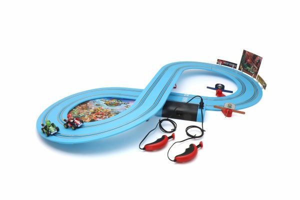 マリオカート ワールド カレラファースト スロットカー TV047 【ミニカー リモコン レースゲーム レーシング Carrera First 玩具 京商エッグ 京商EGG KYOSHO】お子様から楽しめるスロットカーを ！家族や仲間とおウチで気軽に遊べるレーシングトイです。マリオとヨッシーが駆け抜ける！おうちで開幕、スロットカーサーキット！大人気スロットカー「カレラ ファースト」が、最新の「マリオカート ワールド」仕様にリニューアル！マリオとヨッシーが乗り込むマシンはもちろん、コースを彩るサインボードのデザインも新しくなって登場です。まるでゲームの中から飛び出してきたような臨場感あふれるサーキットが、お部屋の中に広がります。コントローラーはレバーを押し込むだけの簡単操作で、お子さまの手でも持ちやすいコンパクトサイズ。コースはコースアウトしにくい安心設計なので、初めてスロットカーに触れるお子さまでもすぐにお楽しみいただけます。また、 電源は単2形アルカリ乾電池を4本用意するだけ。コンセントの位置を気にせず、リビングや子ども部屋はもちろん、お好きな場所でいつでも興奮のレースタイムが始まります！コースの全長は約2.4mと、お部屋で遊びやすいサイズ。付属の橋脚を装着することで、立体交差が魅力的な「8の字コース」を組み立てることができます。■コースサイズ：930(W)×440(D)■コース距離：2.4m■単2形アルカリ電池×4本（別売）■対象年齢：3才以上■メーカー：京商エッグ本商品は、通常1〜2営業日以内に発送（営業日6時までのご注文分）お支払い方法・送料についてマリオカート ワールド カレラファースト スロットカー TV047 【ミニカー リモコン レースゲーム レーシング Carrera First 玩具 京商エッグ 京商EGG KYOSHO】