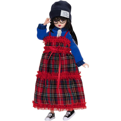 リカちゃん ドール LD-29 スポーティチェック 【リアルクローズ 着せ替え人形 きせかえ 本体 ドレス トップス ワンピース 帽子 メガネ イヤリング 靴 玩具】ポージングを自由自在に楽しめる、リアルクローズの大人スポーティーなリカちゃん赤チェックのジャンパースカートにジャージトップスを合わせたスポーティミックススタイル。黒髪のマッシュウルフヘアに、ニット帽やキャップが映える今どきカジュアルファッションです。「ネオリカボディ」は肩、股関節、膝、手首、足首を動かすことができます。肩をすくませたり、足を内股にしたり、膝を曲げて座らせるなど様々なポージングが可能です。【セット内容】人形(リカちゃん）※ネオリカボディ(1)、トップス(1)、ワンピース(1)、帽子(1)、メガネ(1)、イヤリング(1)、クツ(1)※通常のリカちゃんとは異なる「ネオリカボディ」を使用しています。ポージングをお楽しみいただける仕様のため、衣装によっては着せにくい場合がございます。■対象年齢 3歳以上■メーカー：タカラトミー(TAKARATOMY)本商品は、通常1〜2営業日以内に発送（営業日6時までのご注文分）お支払い方法・送料についてリカちゃん ドール LD-29 スポーティチェック 【リアルクローズ 着せ替え人形 きせかえ 本体 ドレス トップス ワンピース 帽子 メガネ イヤリング 靴 玩具】