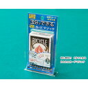 本商品は、通常1〜2営業日以内に発送（営業日6時までのご注文分）お支払い方法・送料について手品マジックセット 3分でできる かんたんカードマジック 【10種類 初心者向け トランプマジック BICYCLE公認 バイシクル マツイ・ゲーミング・マシン】手品マジックセット 3分でできる かんたんカードマジック 【10種類 初心者向け トランプマジック BICYCLE公認 バイシクル マツイ・ゲーミング・マシン】これであなたも宴会部長！？誰でもかんたんにできる、10種類のカードマジックをすぐに習得できます！！誰でも楽しく！かんたんカードマジック！！こちらの『3分でできる！』は、誰でもすぐに覚えられる10種類のカードマジックが披露できます。今回のマジック監修は、マジックキャッスル正会員であり国内外の様々なショーで活躍している『遠藤大河』と、IMX Youth Magic Contest優勝の経歴を持つ『志村祥瑚』のお二人です。手順を分かりやすく解説したカラーの説明書が付属しておりますので、誰でもかんたんにマジックを習得できます。同封のバイスクルは黒が付属します。マジックに必要なトリックカードは、このセットでないと入手できない物も！？『3分でできる！』で気軽にマジックを楽しんじゃいましょう！ 付属のトランプは、普通のトランプとして遊ぶことも出来ます。【商品内容】●トランプ（バイスクル ライダーバック[黒]）1個●マジック説明書●トリックカード 【BICYCLEとは】世界で最も愛されているプレイングカード(トランプ) バイスクル1885年に誕生したU.S.P.C社の看板カードで、誕生以来100年以上経った今も高い支持と品質を守り続けるキング・オブ・トランプです。 アメリカのみならず世界で最も有名なプレイングカード(トランプ)です。天使が描かれているデザインは上下対称になっており、カジノゲームは勿論、世界中のマジシャンに手品用カードとして愛用されている事で有名です。 愛用される理由として、高品質なカードであることが挙げられます。U.Sプレイング・カード社（The U.S. Playing Card Company)が製造するトランプは、通称“トランプ紙”と言われる独自に開発した素材を使って作られており、その紙製とは思えない滑らかなスベリ具合と質感を持ち合わせた高品質で、世界最大の売上を誇っています。この圧倒的なクオリティの違いを是非一度、体感していただきたいトランプです。カード表面にエンボス加工(凹凸)が施してあり、強度があり、カード1枚1枚がくっつきにくく、滑らかに滑るようになっています。手品等で扇状にトランプを広げる際に、とても綺麗に広げることができるためマジシャンに広く愛用されております。また、トランプゲームで使用する際も、通常の紙製トランプとは違ったその滑らかさで快適にプレイすることが出来ます。■メーカー：マツイ・ゲーミング・マシン
