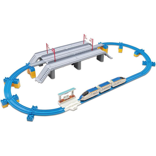 本商品は、通常1〜2営業日以内に発送（営業日6時までのご注文分）お支払い方法・送料についてプラレール W7系北陸新幹線かがやき 鉄道道路併用橋セット 【フルセット レール 電車車両 本体 情景 誕生日 プレゼント 玩具】プラレール W7系北陸新幹線かがやき 鉄道道路併用橋セット 【フルセット レール 電車車両 本体 情景 誕生日 プレゼント 玩具】2024年春に金沢駅から敦賀駅へ北陸新幹線が延伸予定!福井県に実在する「新九頭竜橋」をイメージした日本初の新幹線と道路の併用橋がプラレールに登場!W7系新幹線かがやきも入った車両・レール・情景が揃ったオールインワンセット!2024年春に予定されている北陸新幹線延伸に伴い完成した、福井県に実在する日本初の新幹線と道路の併用橋「新九頭竜橋」をイメージした大きな橋が、W7系新幹線かがやきも入ったオールインワンセットになって登場!●車両は「W7系北陸新幹線かがやき」がモデル。●鉄道道路併用橋は「新九頭竜橋」をイメージし、長さは直線レール2本分の大きな橋です。●プラレール・トミカ・プラキッズと一緒に遊ぶことができます。●付属の駅ではプラレールの停発車遊びができます。●別売のトミカタウンのどうろとつなげたり、「トミカと遊ぼう!くるぞわたるぞ!カンカン踏切セット」と連結できます。●別売のブロック橋脚を使うと立体交差のレイアウトを組むことができます。※プラキッズ・トミカ(ミニカー)や、セット内容以外は付属しません。※車両はESシリーズです。既存の車両商品とは一部仕様が異なります。組み合わせによっては本来の遊びができない場合があります。■電池 : 単3形アルカリ乾電池1本使用(電池は別売です。) ■対象年齢 : 3歳以上■メーカー：タカラトミー(TAKARA TOMY)