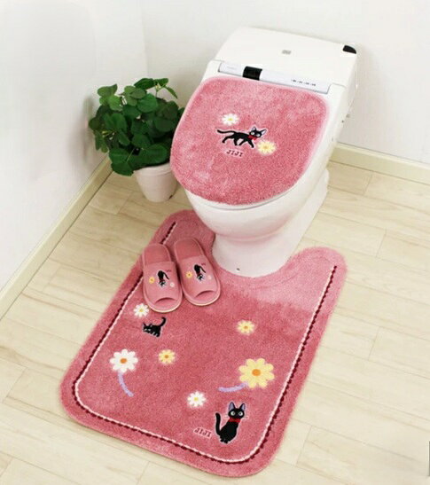 商品情報トイレマットロングサイズトイレマット サイズ:約80×60cm 重量: 0.53 キログラム 素材・材質:アクリル100％ 織りタイプ: フック 生産国:インドネシアスリッパ・スリッパ サイズ:フリーサイズ 素材・材質:甲・中板: ポリエステル 生産国:中国 洗濯の際は洗濯用ネット使用（タンブラー乾燥不可）マルチ型フタカバーマルチ型フタカバー 素材・材質:アクリル100％ 重量: 0.17 キログラム 吸着シート付きマルチタイプ（適合タイプについては商品画像をご確認ください） 生産国:インドネシア魔女の宅急便 ロングトイレマット 3点セット ・トイレマット 80×60cm ・ トイレ兼用フタカバー 吸着タイプ　・スリッパ 　ジブリ ジジ 花さんぽ ピンク トイレタリーセットキャラクターグッズ 新生活にピッタリ 2