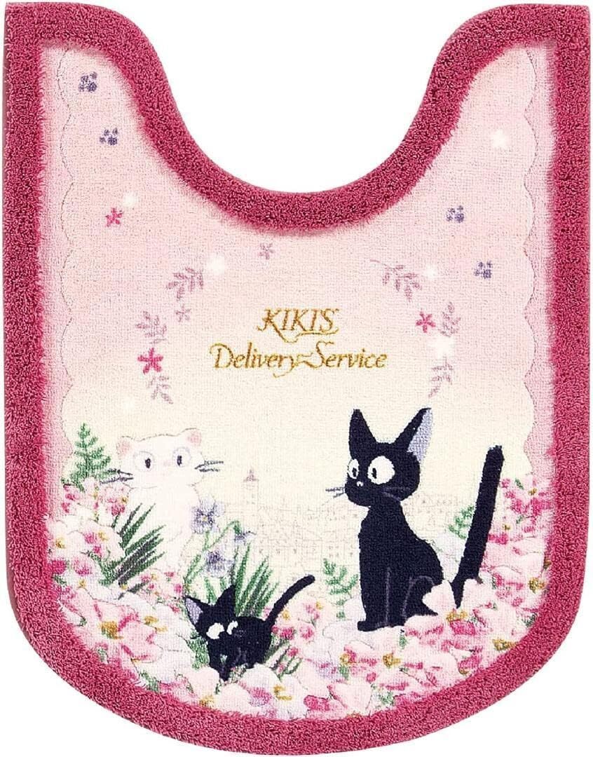 商品情報サイズ■トイレマット　約 78×60cm組成■トイレマット　アクリル100％(吸水素材)カラーピンク説明商品の説明淡いグラデーションと水彩画タッチの花々。遠くに見える街並みなど、奥行き感のあるデザインが特長。トワイライト(日の出・日没後の薄明かり)の空のぼんやりとした明るさを表現したカラーリングが幻想的な雰囲気を演出します。裏面すべりにくい加工。ご注意■トイレマット・マットに飛び乗るとすべってけがをすることがありますので飛び乗らないでください。・ワックスやコーティングされている床面に敷くと、マットの裏加工材が柔らかくなり付着することがあります。・同じ場所に長期間敷きっぱなしにすると、木質系や塩ビの床にマットの裏加工材が付着したり、床材が変色することがありますので、一週間に一度はマットを取り除いて床面を拭いてください。・一部の型式（ドラム式）の洗濯機では、洗濯や脱水ができない場合がありますので、洗濯機の取り扱い説明書をよくご確認の上、洗濯してください。・洗濯時に多少色落ちしたり遊び毛が出ますので、必ず洗濯ネットに入れ、他の衣類とは別にして洗濯してください。また、色が変色したり吸水性が損なわれることがありますので、塩素系洗剤、漂白剤、柔軟剤は使用しないでください。・マットの裏加工材が溶けたり商品が縮む可能性がありますので、乾燥機（洗濯機についている乾燥機も含む）は使用しないでください。直接日光に当たると、劣化して吸着しなくなりますのでご注意ください。※お客様のモニタ環境等によりまして実際のカラーと多少異なる場合がございます。ご了承の上ご注文くださいますようお願いいたします。魔女宅急便 トワイライトジジ ロングトイレマット 約78×60cm ピンク キャラ ジジ 猫 ねこ 日本製 抗菌 防臭 347601 かわいらしさと大人の雰囲気ただようデザイン 　[ジブリ キャラクターグッズ ジジ 猫 ネコ ねこ SENKO センコー ]22AW 2