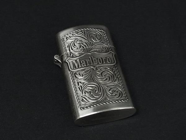 商品情報 ブランド名 Windmill ウインドミル 状態ランク Bランク ライン カラーシルバー系 素材 サイズ(cm) W 約3.4cm　H 約6.3cm　D 約1.4cm サイズ(inch) W 約1.34inch　H 約2.48inch　D 約0.55inch ポケット 付属品画像内にあるものが全てになります シリアル及び刻印 状態使用感　擦れ　くすみローラー硬化　着火未確認　着火保証無し　現状渡し □□□　状態ランクについて　□□□ 【N】　新品 【S】　未使用品（展示品など） 【A】　傷汚れが少なく状態の良い商品 【B】　程よい使用感や多少の傷、汚れはあるが程度良好の商品 【C】　使用感の他、目立つ傷や汚れが見れる商品 【D】　かなり大きな痛みがある難あり商品 ※記載させていただきました状態説明・ランクは、あくまで弊社基準にて判断したものとなります。 その為、個人差による主観の差が生じる場合も御座いますので、あらかじめご了承頂いた上で、ご検討下さいませ。 pleasure（株式会社peace）が販売しています。 出品中の商品につきましては全て正規品(本物）でございます。 （古物許可証第305521507463東京都公安委員会）