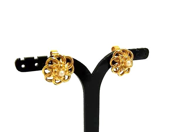商品情報 ブランド名 NINA RICCI ニナリッチ 状態ランク ABランク(美品) ライン カラーゴールド系 素材 サイズ(cm) W 約1.6cm　H 約1.5cm サイズ(inch) W 約0.63inch　H 約0.59inch ポケット 付属品画像内にあるものが全てになります シリアル及び刻印 状態使用感　擦れ小　汚れ小くすみ小 □□□　状態ランクについて　□□□ 【N】　新品 【S】　未使用品（展示品など） 【A】　傷汚れが少なく状態の良い商品 【B】　程よい使用感や多少の傷、汚れはあるが程度良好の商品 【C】　使用感の他、目立つ傷や汚れが見れる商品 【D】　かなり大きな痛みがある難あり商品 ※記載させていただきました状態説明・ランクは、あくまで弊社基準にて判断したものとなります。 その為、個人差による主観の差が生じる場合も御座いますので、あらかじめご了承頂いた上で、ご検討下さいませ。 pleasure（株式会社peace）が販売しています。 出品中の商品につきましては全て正規品(本物）でございます。 （古物許可証第305521507463東京都公安委員会）