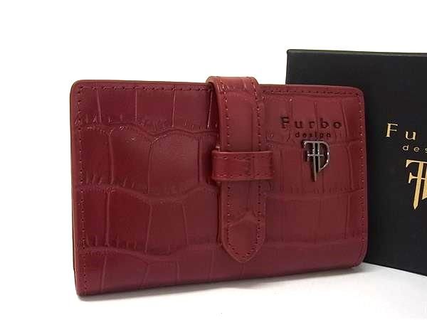 商品情報 ブランド名 Furbo disign フルボデザイン 状態ランク Aランク(極美品) ライン カラーレッド系 素材 クロコダイル型押しレザー サイズ W 約11.5cm　H 約7.5cm　D 約2cm ポケットカード入れ×2 付属品画像内にあるものが全てになります シリアル及び刻印 状態擦れ小　汚れ小縁切れ小 □□□　状態ランクについて　□□□ 【N】　新品 【S】　未使用品（展示品など） 【A】　傷汚れが少なく状態の良い商品 【B】　程よい使用感や多少の傷、汚れはあるが程度良好の商品 【C】　使用感の他、目立つ傷や汚れが見れる商品 【D】　かなり大きな痛みがある難あり商品 ※記載させていただきました状態説明・ランクは、あくまで弊社基準にて判断したものとなります。 その為、個人差による主観の差が生じる場合も御座いますので、あらかじめご了承頂いた上で、ご検討下さいませ。 pleasure（株式会社peace）が販売しています。 出品中の商品につきましては全て正規品(本物）でございます。 （古物許可証第305521507463東京都公安委員会）