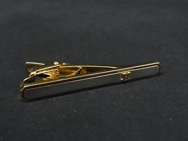 商品情報 ブランド名 CELINE セリーヌ 状態ランク ABランク(美品) ライン カラーゴールド系 素材 サイズ(cm) 全長:約5cm サイズ(inch) 全長:約1.97inch ポケット 付属品画像内にあるものが全てになります シリアル及び刻印 状態使用感小　擦れ小くすみ小 □□□　状態ランクについて　□□□ 【N】　新品 【S】　未使用品（展示品など） 【A】　傷汚れが少なく状態の良い商品 【B】　程よい使用感や多少の傷、汚れはあるが程度良好の商品 【C】　使用感の他、目立つ傷や汚れが見れる商品 【D】　かなり大きな痛みがある難あり商品 ※記載させていただきました状態説明・ランクは、あくまで弊社基準にて判断したものとなります。 その為、個人差による主観の差が生じる場合も御座いますので、あらかじめご了承頂いた上で、ご検討下さいませ。 pleasure（株式会社peace）が販売しています。 出品中の商品につきましては全て正規品(本物）でございます。 （古物許可証第305521507463東京都公安委員会）