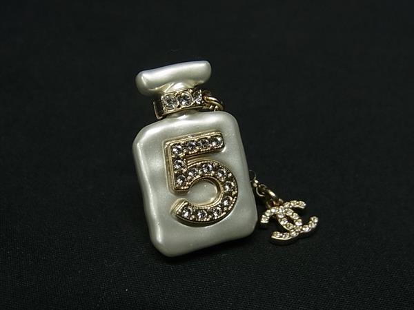 ■新品■未使用■ CHANEL シャネル A22S ラインストーン ピアス アクセサリー アイボリー系 FE4964