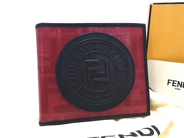 商品情報 ブランド名 FENDI フェンディ 状態ランク Sランク(展示品) ライン カラーレッド系×ブラック系 素材 コーティングキャンバス×レザー サイズ(cm) W 約11cm　H 約9.5cm　D 約1.5cm サイズ(inch) ポケット中 ポケット×2　札入れ×2　カード入れ×8 付属品画像内にあるものが全てになります シリアル及び刻印 状態擦れ小 □□□　状態ランクについて　□□□ 【N】　新品 【S】　未使用品（展示品など） 【A】　傷汚れが少なく状態の良い商品 【B】　程よい使用感や多少の傷、汚れはあるが程度良好の商品 【C】　使用感の他、目立つ傷や汚れが見れる商品 【D】　かなり大きな痛みがある難あり商品 ※記載させていただきました状態説明・ランクは、あくまで弊社基準にて判断したものとなります。 その為、個人差による主観の差が生じる場合も御座いますので、あらかじめご了承頂いた上で、ご検討下さいませ。 pleasure（株式会社peace）が販売しています。 出品中の商品につきましては全て正規品(本物）でございます。 （古物許可証第305521507463東京都公安委員会）