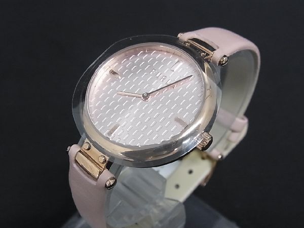 商品情報 ブランド名 FURLA フルラ 状態ランク Sランク(未使用品) ライン カラーピンク系 素材 サイズ(cm) フェイス 縦 約3.2cm　横(リューズ含まず) 約3.1cm　腕周り 約17cm〜約22cm(ベルト穴×8)　ブレス幅 約1.2cm サイズ(inch) ポケット 付属品画像内にあるものが全てになります シリアル及び刻印 状態擦れ小　電池残量未確認　動作未確認　日差不明　現状渡し □□□　状態ランクについて　□□□ 【N】　新品 【S】　未使用品（展示品など） 【A】　傷汚れが少なく状態の良い商品 【B】　程よい使用感や多少の傷、汚れはあるが程度良好の商品 【C】　使用感の他、目立つ傷や汚れが見れる商品 【D】　かなり大きな痛みがある難あり商品 ※記載させていただきました状態説明・ランクは、あくまで弊社基準にて判断したものとなります。 その為、個人差による主観の差が生じる場合も御座いますので、あらかじめご了承頂いた上で、ご検討下さいませ。 pleasure（株式会社peace）が販売しています。 出品中の商品につきましては全て正規品(本物）でございます。 （古物許可証第305521507463東京都公安委員会）