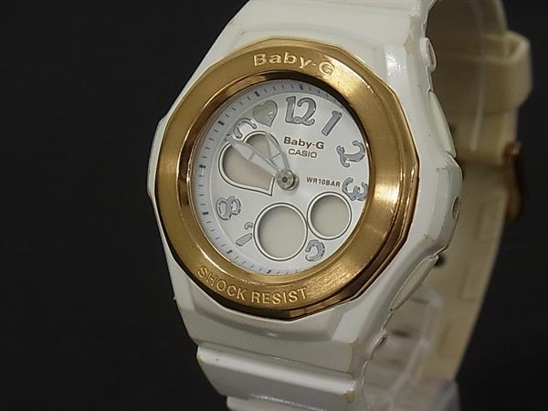 商品情報 ブランド名 CASIO カシオ 状態ランク Bランク ライン カラーホワイト系×ゴールド系 素材 SS×ラバー サイズ(cm) フェイス 縦 約3.3cm　横 約3.3cm(リューズ含まず)　ブレス幅 約1.8cm　腕周り 約10.7cm〜15.7cm(調節可能 ベルト穴×9) サイズ(inch) ポケット 付属品画像内にあるものが全てになります シリアル及び刻印 状態使用感　擦れ小　汚れ小素材剥がれ　電池残量未確認　動作未確認　日差不明　現状渡し □□□　状態ランクについて　□□□ 【N】　新品 【S】　未使用品（展示品など） 【A】　傷汚れが少なく状態の良い商品 【B】　程よい使用感や多少の傷、汚れはあるが程度良好の商品 【C】　使用感の他、目立つ傷や汚れが見れる商品 【D】　かなり大きな痛みがある難あり商品 ※記載させていただきました状態説明・ランクは、あくまで弊社基準にて判断したものとなります。 その為、個人差による主観の差が生じる場合も御座いますので、あらかじめご了承頂いた上で、ご検討下さいませ。 pleasure（株式会社peace）が販売しています。 出品中の商品につきましては全て正規品(本物）でございます。 （古物許可証第305521507463東京都公安委員会）