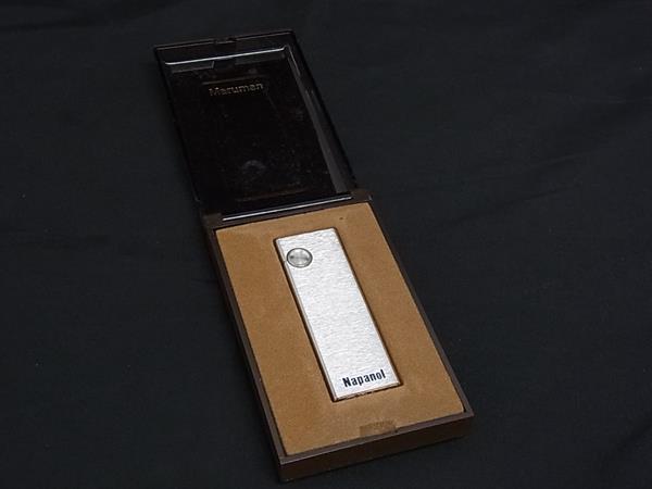 商品情報 ブランド名 Maruman マルマン 状態ランク Bランク ライン カラーシルバー系 素材 silver-plated サイズ(cm) W 約2.2cm　H 約6.9cm　D 約1cm サイズ(inch) W 約0.87inch　H 約2.72inch　D 約0.39inch ポケット 付属品画像内にあるものが全てになります シリアル及び刻印 状態使用感　擦れ小　汚れ小　くすみ着火確認済 現状渡し □□□　状態ランクについて　□□□ 【N】　新品 【S】　未使用品（展示品など） 【A】　傷汚れが少なく状態の良い商品 【B】　程よい使用感や多少の傷、汚れはあるが程度良好の商品 【C】　使用感の他、目立つ傷や汚れが見れる商品 【D】　かなり大きな痛みがある難あり商品 ※記載させていただきました状態説明・ランクは、あくまで弊社基準にて判断したものとなります。 その為、個人差による主観の差が生じる場合も御座いますので、あらかじめご了承頂いた上で、ご検討下さいませ。 pleasure（株式会社peace）が販売しています。 出品中の商品につきましては全て正規品(本物）でございます。 （古物許可証第305521507463東京都公安委員会）