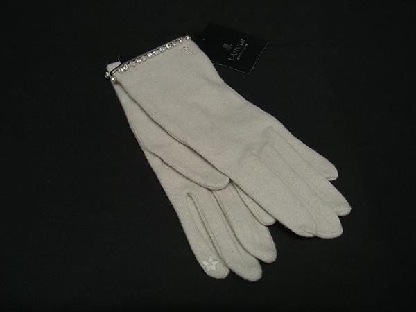 商品情報 ブランド名 LANVIN ランバン 状態ランク Aランク(極美品) ライン カラーライトグレー系 素材 ウール×ナイロン サイズ(cm) W (手首)約8.5cm　H (最大部)約23cm サイズ(inch) ポケット 付属品画像内にあるものが全てになります シリアル及び刻印 状態擦れ小毛羽立ち小　スマートフォン対応 □□□　状態ランクについて　□□□ 【N】　新品 【S】　未使用品（展示品など） 【A】　傷汚れが少なく状態の良い商品 【B】　程よい使用感や多少の傷、汚れはあるが程度良好の商品 【C】　使用感の他、目立つ傷や汚れが見れる商品 【D】　かなり大きな痛みがある難あり商品 ※記載させていただきました状態説明・ランクは、あくまで弊社基準にて判断したものとなります。 その為、個人差による主観の差が生じる場合も御座いますので、あらかじめご了承頂いた上で、ご検討下さいませ。 pleasure（株式会社peace）が販売しています。 出品中の商品につきましては全て正規品(本物）でございます。 （古物許可証第305521507463東京都公安委員会）