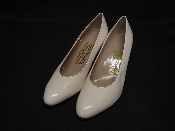 商品情報 ブランド名 Salvatore Ferragamo フェラガモ 状態ランク Aランク(美品) ライン カラーアイボリー系 素材 レザー サイズ 表記サイズ:6 (日本サイズ 約23cm)実寸:アウトソール 約24cm　ヒールの高さ...