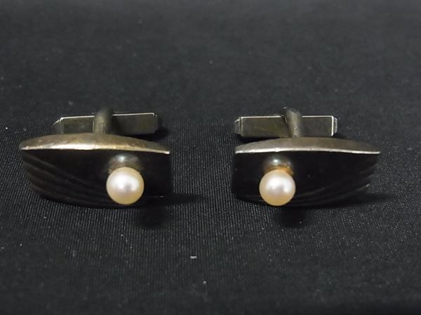 商品情報 ブランド名 MIKIMOTO ミキモト 状態ランク Bランク ライン カラーシルバー系×アイボリー系 素材 SV925 サイズ W 約1.9cm　H 約1.3cmパール:約4mm ポケット 付属品画像内にあるものが全てになります ...