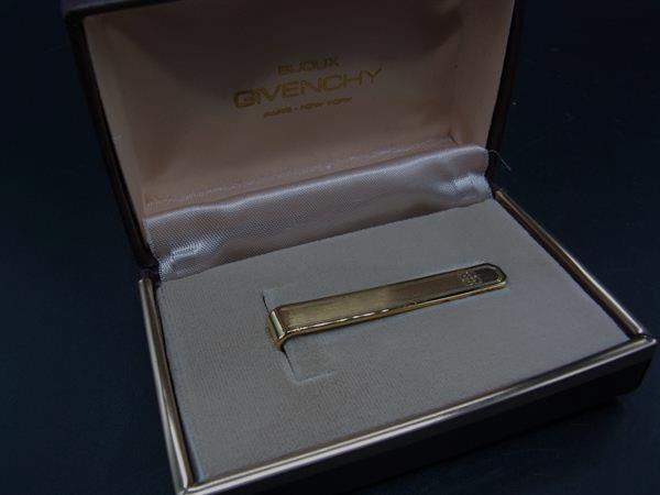 商品情報 ブランド名 GIVENCHY ジバンシィ 状態ランク ABランク(美品) ライン カラーゴールド系 素材 サイズ(cm) 全長:約5cm サイズ(inch) ポケット 付属品画像内にあるものが全てになります シリアル及び刻印 状態使用感小　汚れ小　小傷　くすみ □□□　状態ランクについて　□□□ 【N】　新品 【S】　未使用品（展示品など） 【A】　傷汚れが少なく状態の良い商品 【B】　程よい使用感や多少の傷、汚れはあるが程度良好の商品 【C】　使用感の他、目立つ傷や汚れが見れる商品 【D】　かなり大きな痛みがある難あり商品 ※記載させていただきました状態説明・ランクは、あくまで弊社基準にて判断したものとなります。 その為、個人差による主観の差が生じる場合も御座いますので、あらかじめご了承頂いた上で、ご検討下さいませ。 pleasure（株式会社peace）が販売しています。 出品中の商品につきましては全て正規品(本物）でございます。 （古物許可証第305521507463東京都公安委員会）