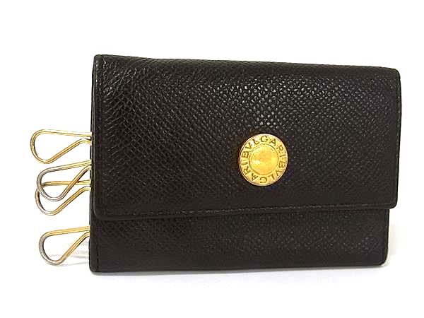 商品情報 ブランド名 BVLGARI ブルガリ 状態ランク BCランク ライン カラーブラウン系 素材 レザー サイズ(cm) W 約10.2cm　H 約6.5cm　D 約1.2cm サイズ(inch) W 約4.02inch　H 約2.56inch　D 約0.47inch ポケット中 ポケット×1 付属品画像内にあるものが全てになります シリアル及び刻印 状態使用感　擦れ小　汚れ小メッキ剥げ　パーツ欠損　素材剥げ □□□　状態ランクについて　□□□ 【N】　新品 【S】　未使用品（展示品など） 【A】　傷汚れが少なく状態の良い商品 【B】　程よい使用感や多少の傷、汚れはあるが程度良好の商品 【C】　使用感の他、目立つ傷や汚れが見れる商品 【D】　かなり大きな痛みがある難あり商品 ※記載させていただきました状態説明・ランクは、あくまで弊社基準にて判断したものとなります。 その為、個人差による主観の差が生じる場合も御座いますので、あらかじめご了承頂いた上で、ご検討下さいませ。 pleasure（株式会社peace）が販売しています。 出品中の商品につきましては全て正規品(本物）でございます。 （古物許可証第305521507463東京都公安委員会）